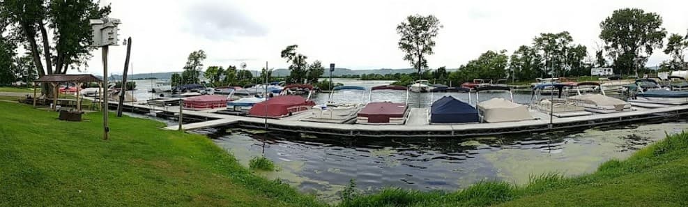Waters Edge Motel and marina