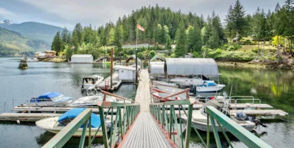 Bathgate's Store & Marina