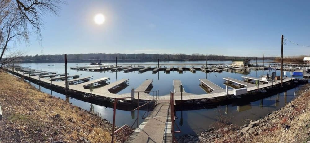 Hub’s Yacht Club & Marina 